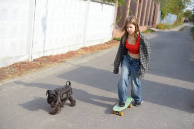 Kaykay tutan genç kız yaz tatillerini kaykay parkında geçirir.