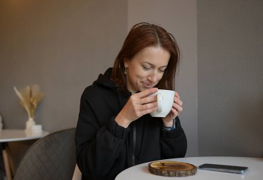 Bir restoranda kahve içme kız