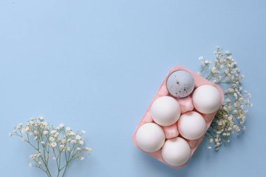 Mavi arka planda Paskalya yumurtaları. Minimum konsept. Üst Manzara. Metin için yerin bir kopyasını içeren kart.