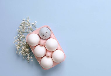 Mavi arka planda Paskalya yumurtaları. Minimum konsept. Üst Manzara. Metin için yerin bir kopyasını içeren kart.
