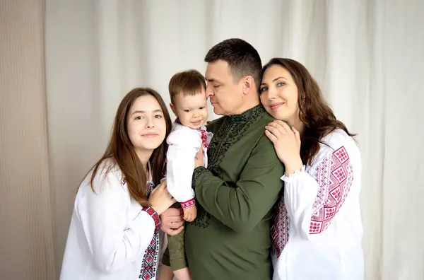 Nakışlı gömlekli Ukraynalı bir aile. Ukrayna 'nın Bağımsızlık Günü.