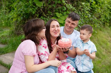 Aile kutlama veya arka bahçesinde dışında bir Bahçe partisi.
