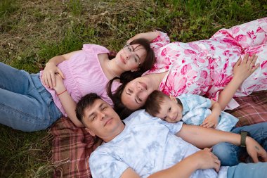 Ebeveynler, el ele tutuşmak ya da parkta yürüyen mutlu çocuklar ve hafta sonu eğlencesi. Aile, açık hava ve anne erkek, kız ya da baba, bahçede gülümseyin.