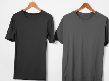 Gerçekçi t-shirt modeli (124); Askıda boş siyah beyaz tişört, tasarım modeli. Sade pamuk tişörtü şablonu oluşturur. Giyim mağazası logosu sahte markalaşma görüntüsü