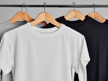 Gerçekçi t-shirt modeli (124); Askıda boş siyah beyaz tişört, tasarım modeli. Sade pamuk tişörtü şablonu oluşturur. Giyim mağazası logosu sahte markalaşma görüntüsü
