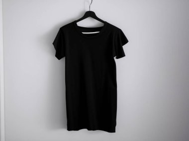 Gerçekçi t-shirt modeli (124); Askıda boş siyah beyaz tişört, tasarım modeli. Sade pamuk tişörtü şablonu oluşturur. Giyim mağazası logosu sahte markalaşma görüntüsü
