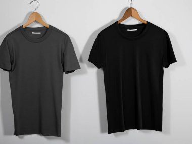 Gerçekçi t-shirt modeli (124); Askıda boş siyah beyaz tişört, tasarım modeli. Sade pamuk tişörtü şablonu oluşturur. Giyim mağazası logosu sahte markalaşma görüntüsü
