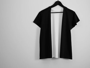 Gerçekçi t-shirt modeli (124); Askıda boş siyah beyaz tişört, tasarım modeli. Sade pamuk tişörtü şablonu oluşturur. Giyim mağazası logosu sahte markalaşma görüntüsü