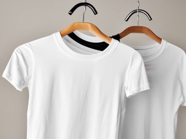 Gerçekçi t-shirt modeli (124); Askıda boş siyah beyaz tişört, tasarım modeli. Sade pamuk tişörtü şablonu oluşturur. Giyim mağazası logosu sahte markalaşma görüntüsü