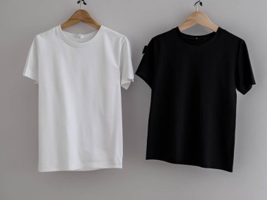 Gerçekçi t-shirt modeli (124); Askıda boş siyah beyaz tişört, tasarım modeli. Sade pamuk tişörtü şablonu oluşturur. Giyim mağazası logosu sahte markalaşma görüntüsü