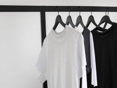 Gerçekçi t-shirt modeli (124); Askıda boş siyah beyaz tişört, tasarım modeli. Sade pamuk tişörtü şablonu oluşturur. Giyim mağazası logosu sahte markalaşma görüntüsü