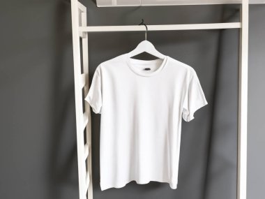 Gerçekçi t-shirt modeli (124); Askıda boş siyah beyaz tişört, tasarım modeli. Sade pamuk tişörtü şablonu oluşturur. Giyim mağazası logosu sahte markalaşma görüntüsü