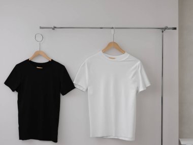 Gerçekçi t-shirt modeli (124); Askıda boş siyah beyaz tişört, tasarım modeli. Sade pamuk tişörtü şablonu oluşturur. Giyim mağazası logosu sahte markalaşma görüntüsü