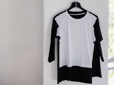 Gerçekçi t-shirt modeli (124); Askıda boş siyah beyaz tişört, tasarım modeli. Sade pamuk tişörtü şablonu oluşturur. Giyim mağazası logosu sahte markalaşma görüntüsü