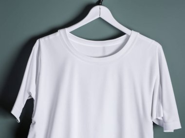 Gerçekçi t-shirt modeli (124); Askıda boş siyah beyaz tişört, tasarım modeli. Sade pamuk tişörtü şablonu oluşturur. Giyim mağazası logosu sahte markalaşma görüntüsü