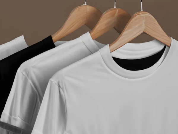 现实的T恤造型 挂在衣架上的白纸黑字T恤造型 设计造型 清晰的纯棉T恤模版 服装店标识模拟品牌展示 — 图库照片