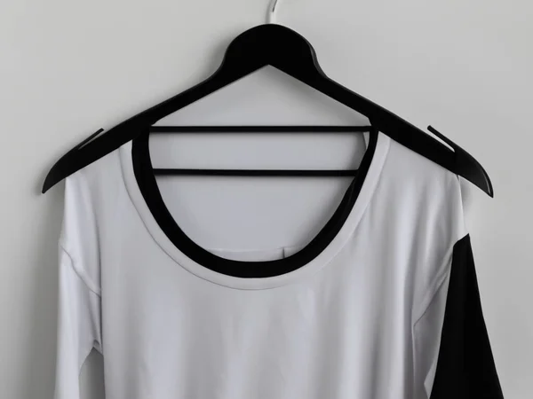 リアルなTシャツモックアップ ハンガーに白と白のTシャツ デザインモックアップ 明確な綿のTシャツはテンプレートをモックアップします アパレルストアのロゴモックブランディングディスプレイ — ストック写真