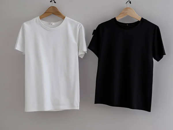 リアルなTシャツモックアップ ハンガーに白と白のTシャツ デザインモックアップ 明確な綿のTシャツはテンプレートをモックアップします アパレルストアのロゴモックブランディングディスプレイ — ストック写真