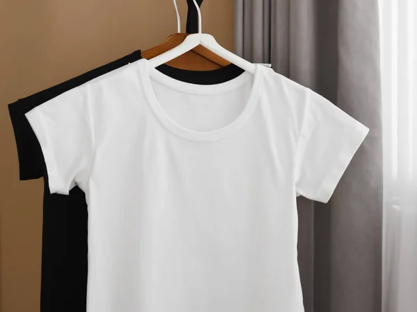 Realistisk Shirt Mockup Blank Svart Och Vit Shirt Hängare Design — Stockfoto