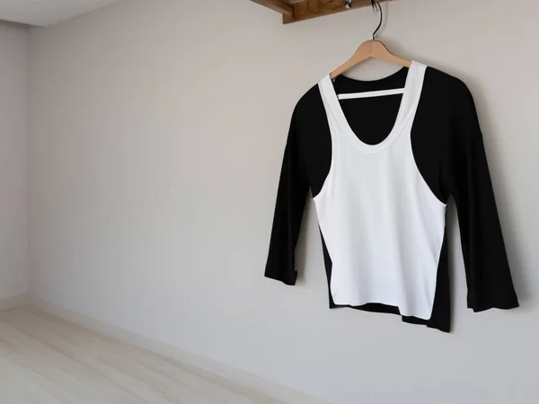 Realistische Shirt Mockup Blanco Zwart Wit Shirt Hanger Design Mockup — Stockfoto
