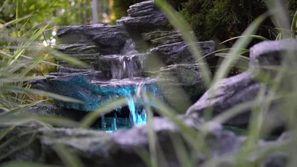 水カスケード スパは噴水で生きている 瞑想とリラクゼーションのための音楽の背景 水のジェット機が小さな池に流れ込んでいる 公園や庭での夏の日 — ストック動画