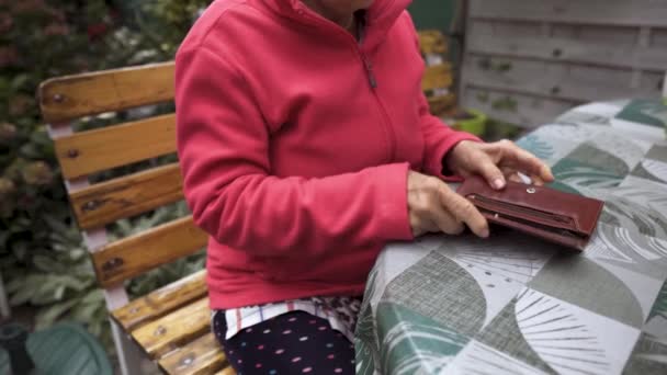Пожилая Женщина Открывает Свой Бумажник Кладет Монеты Стол Бороться Нехваткой — стоковое видео