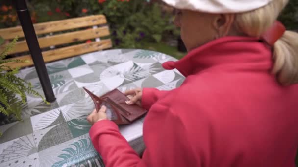 Пожилая Женщина Открывает Бумажник Считает Монеты Бороться Нехваткой Денег Экономический — стоковое видео