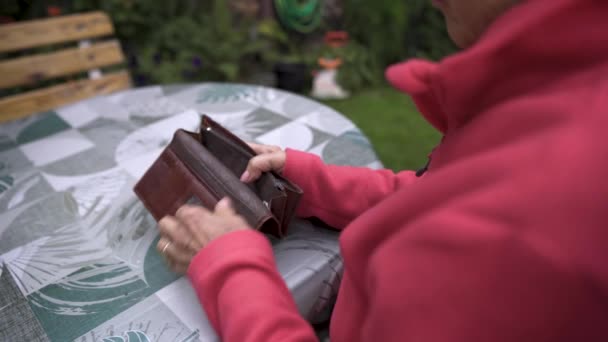 Пожилая Женщина Открывает Пустой Бумажник Поисках Денег Беспомощность Гнев Нехватки — стоковое видео