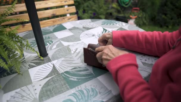 Ältere Frau Zählt Münzen Kampf Mit Fehlendem Geld Wirtschaftskrise Armutskonzept — Stockvideo