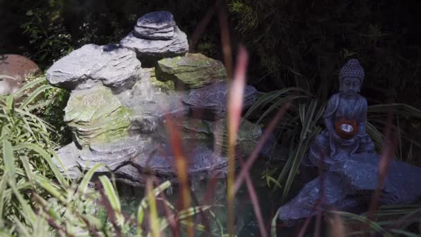Balneario Bodegón Con Estatua Buda Fuente Piedra Cascada Agua Jardín — Vídeos de Stock