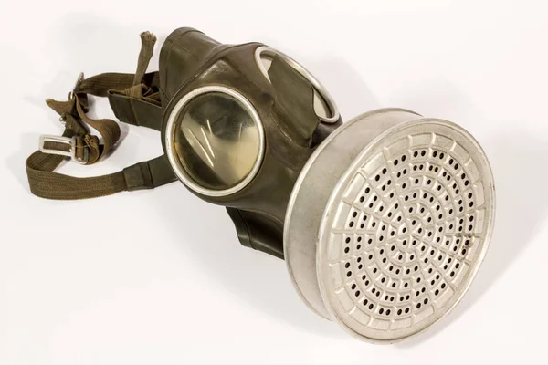 Beyaz bir arka planda İkinci Dünya Savaşı 'nın gaz maskesi. Ciğerleri ve yüzü dumandan ve radyasyondan koruyan eski bir gaz maskesi..