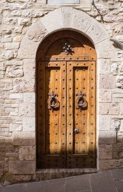 Assisi, İtalya 'da antik ahşap kapı.