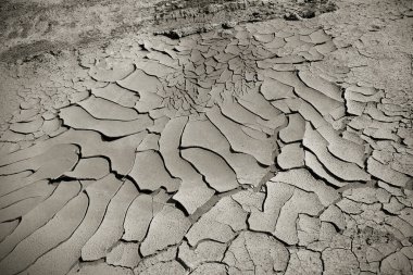Kuru çatlak toprak arka plan dokusu. Toprak kuraklığı. Duvar kağıdı, çatlak toprak desenleri ve dokuları
