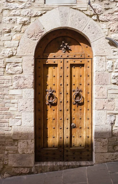 Assisi, İtalya 'da antik ahşap kapı.
