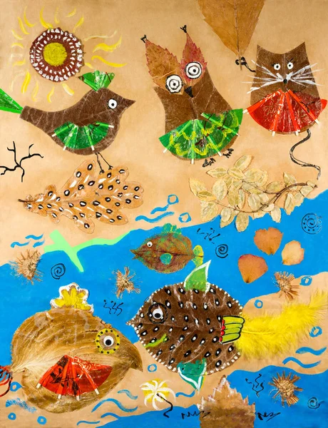 Komik, sonbahar, renkli kolaj / kartondaki kurumuş yapraklar ve çiçekler. Kurumuş yapraklardan yapılmış hayvanlar. Flora ve Fauna. Sonbahar havasında çocuklar, afişler, posterler, kartpostallar için tasarım.