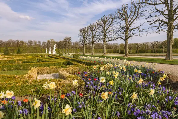 Herrenhausen Sarayı 'nın Herrenhausen Bahçeleri Hannover, Almanya' da bulunmaktadır. Baharda Güzel Park. 