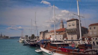Yat, tekne ve görkemli ortaçağ binaları, Trogir Eski Kenti, Dalmaçya, Hırvatistan ve Avrupa ile turizm limanında ana gezinti alanı