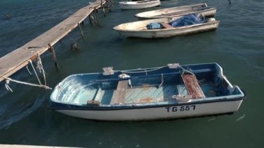 Trogir limanında demirli balıkçı tekneleri. Rıhtımdaki küçük balıkçı tekneleri. Seyahat ve turizm konsepti. Hırvatistan 'ın Dalmaçya bölgesi.