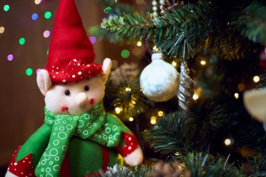Noel takılarına yakın çekim. Noel ağacı ile Noel kompozisyonu. Eski dekorasyon.