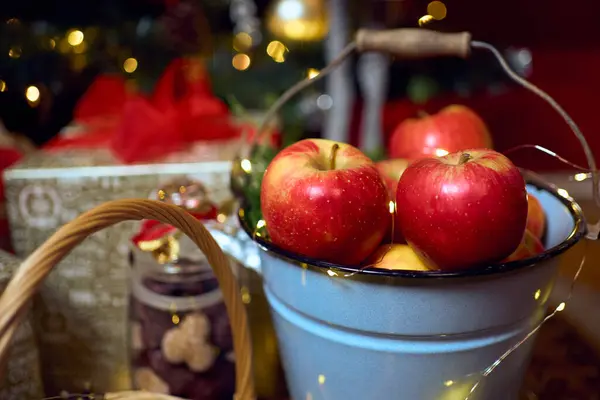 Kırmızı elmalar, hediyeler ve zencefilli ekmekle Noel kompozisyonu. Eski tarz bir Noel. Klasik dekorasyon. İçi rahat..            
