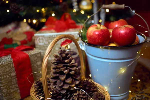 Kırmızı elmalar, hediyeler ve zencefilli ekmekle Noel kompozisyonu. Eski tarz bir Noel. Klasik dekorasyon. İçi rahat.. 