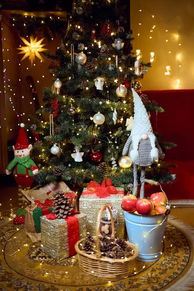 Noel ağacı, hediyeler ve cücelerle Noel kompozisyonu. Eski tarz bir Noel. Klasik dekorasyon. İçi rahat..