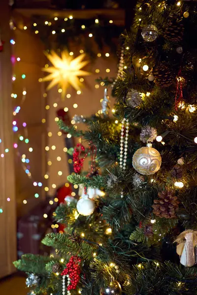 Noel ağacı, gitar ve yıldızlı Noel kompozisyonu. Eski tarz bir Noel. Klasik dekorasyon. İçi rahat..   