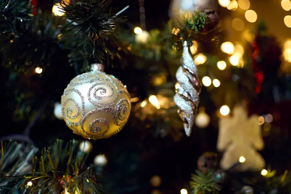 Noel takılarına yakın çekim. Noel ağacı ile Noel kompozisyonu. Eski dekorasyon.