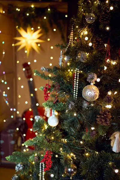 Noel takılarına yakın çekim. Noel ağacı ile Noel kompozisyonu. Eski dekorasyon.