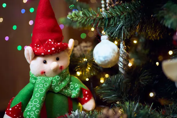Noel takılarına yakın çekim. Noel ağacı ile Noel kompozisyonu. Eski dekorasyon.