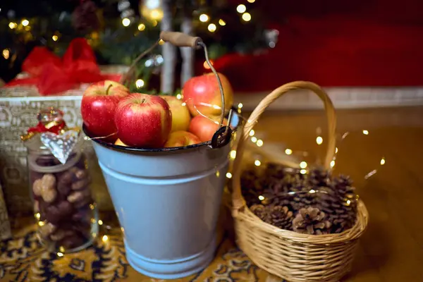 Noel takılarına yakın çekim. Noel ağacı ile Noel kompozisyonu. Eski dekorasyon.