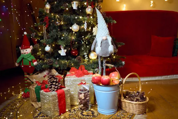Noel takılarına yakın çekim. Noel ağacı ile Noel kompozisyonu. Eski dekorasyon.