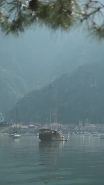 Kotor Bay Sailboat Scene Veleiro Flutua Suavemente Lago Tranquilo Emoldurado — Vídeo de Stock