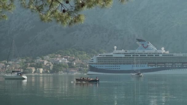 Tranquil Bay View Cruise Ship Pailboats Mountain Backdrop Высококачественные Кадры — стоковое видео